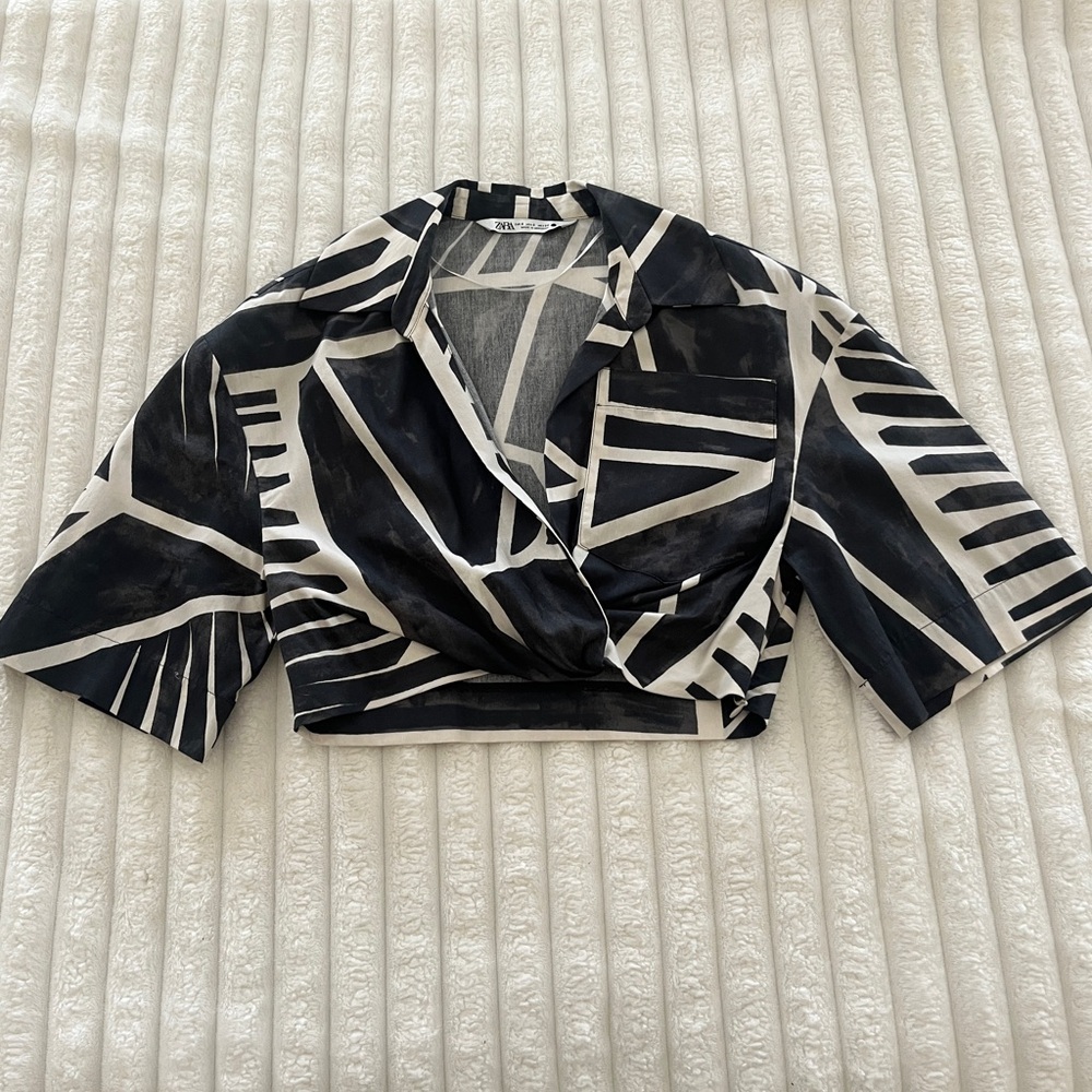 Zara Women’s Black and White Geometric Print Short Sleeve Crop Top Blouse Size S - Picture 4 of 10